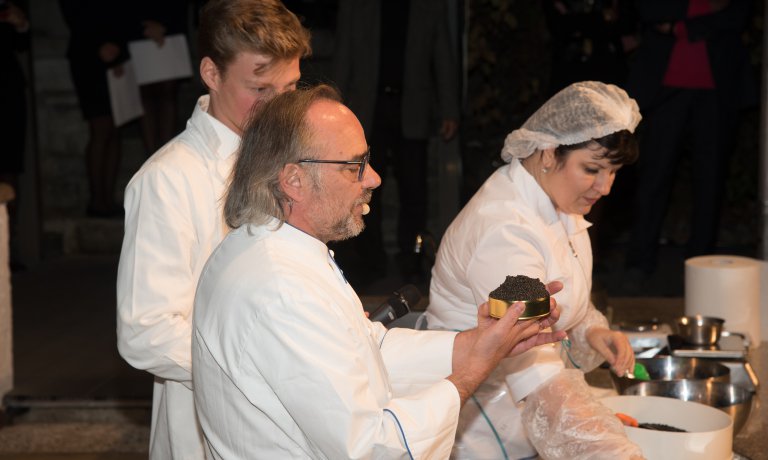 Sperimentato da <a href="/marcosaccochef/">marco sacco</a> un nuovo metodo sostenibile di estrazione delle preziose uova di storione identitagolose.it/sito/it/44/179…