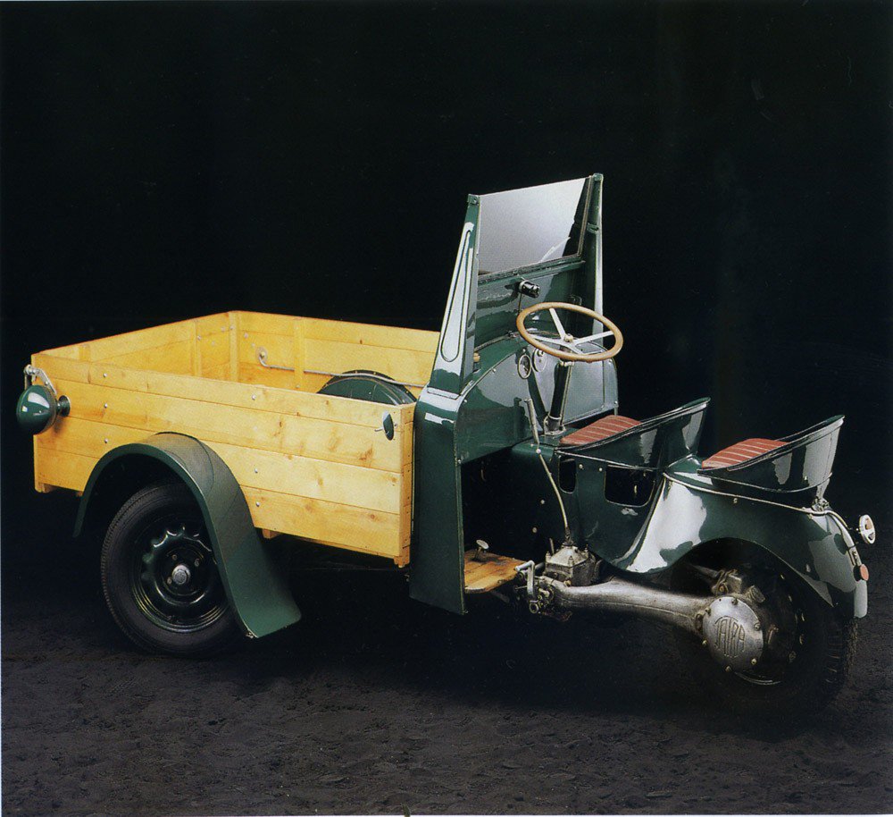 Autoline_En's tweet photo. Tatra tricycle T49 from 1929.
article truck #retro #retroarticle #truck #retrotruck #Tatra #1929 https://t.co/npuev81AQb