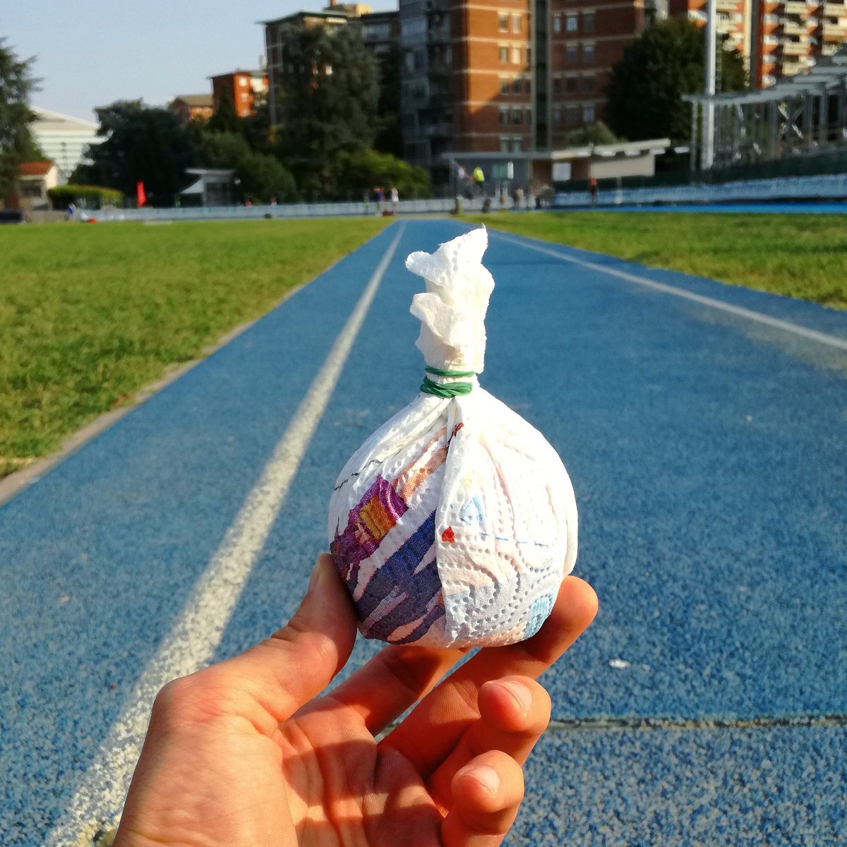 edo_triplejump's tweet image. Giuro, non è una molotov!!
Sistemi alternativi per il trasporto mele

#ideone #noonehaseverdonethat
