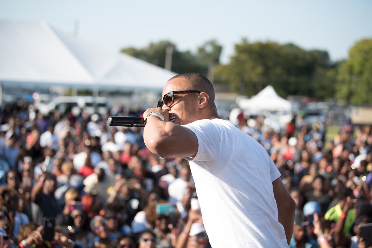 Blavity's tweet photo. @CoorsLight XP hosts the @MagicCtClassic w/guests @tip & @djenvy. DL app for info: https://t.co/6E7qbhBYJ5 #ThisIsHowWeClassic #CLHBCU #Ad https://t.co/bJU2LGy92O