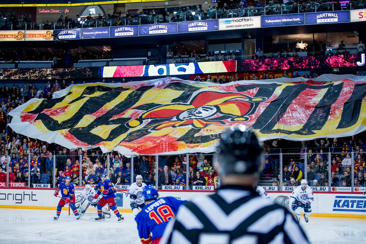 jokerithc's tweet photo. Kivoja vieraita, kivoja maaleja, kivat synttärit! 👊🏻🔥😍 #Jokerit #KHLfi #JOKvsDMN @Etelapaaty https://t.co/DYfJfhUUe5