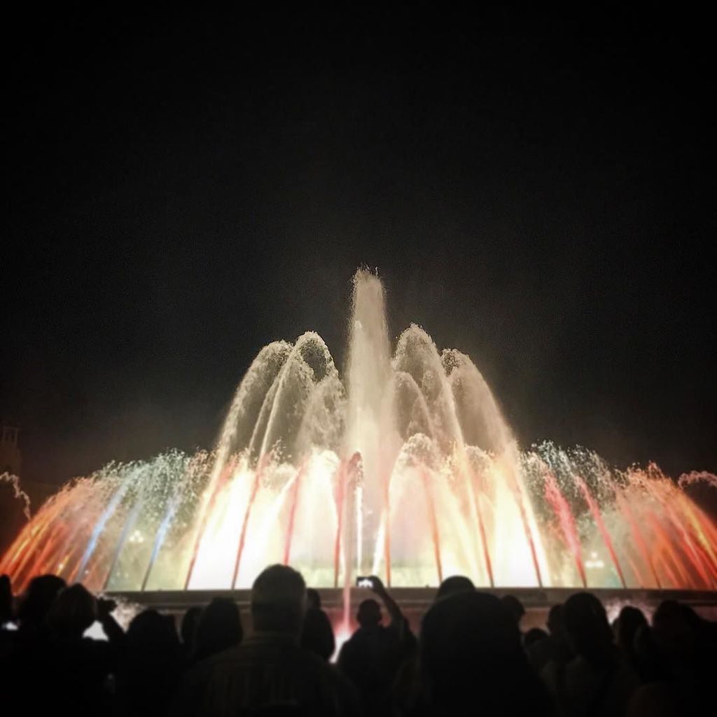 jetcetlife's tweet photo. Enchanting glimmer. •
•
•
#magicfountain #fontmagica #barcelona #spain #jetcet #jetcetlife #jetcetera #travel #tr… https://t.co/rwTvOqwJ3v https://t.co/A8ijhpyw7M