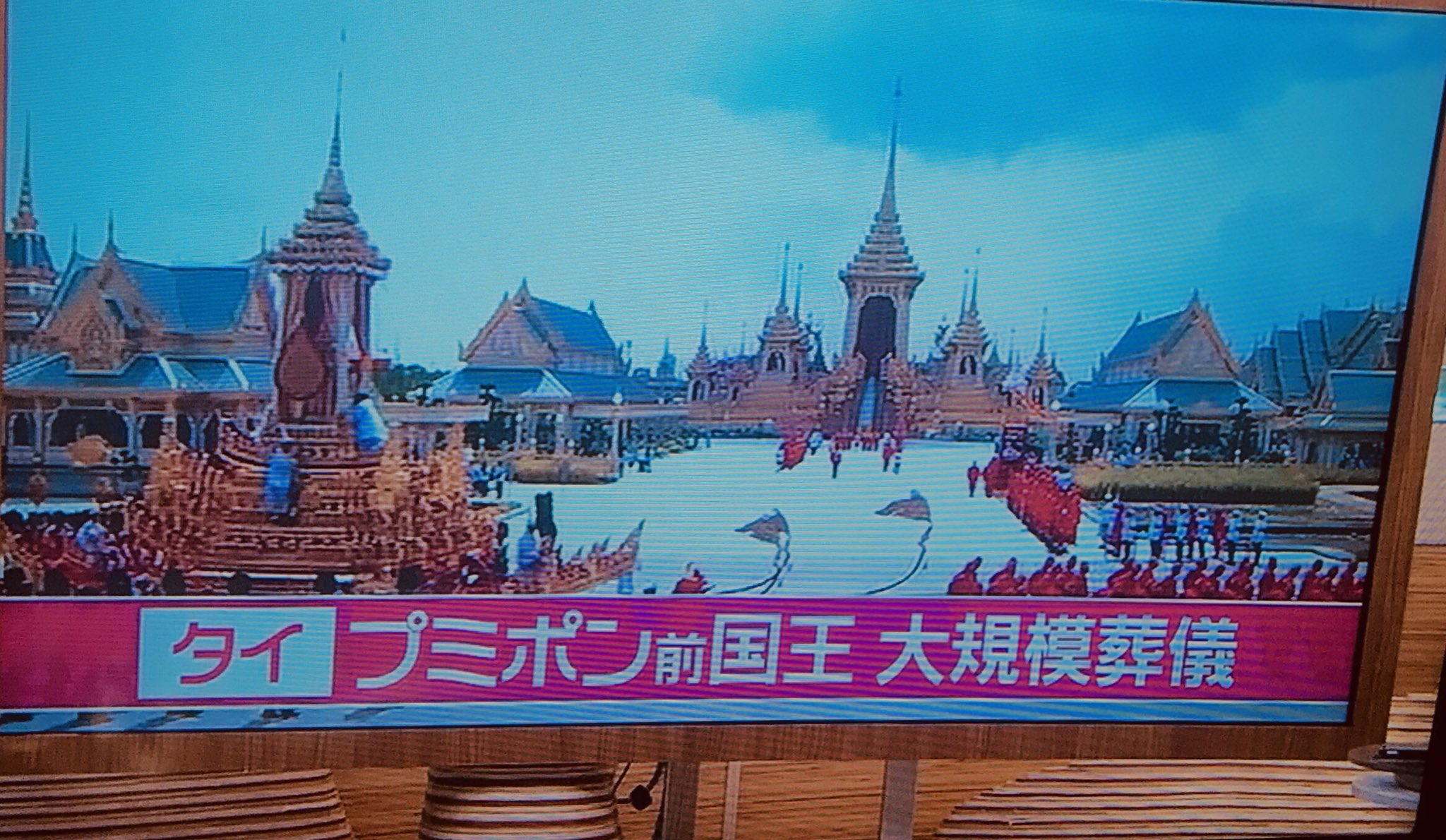 Osaka King Japan タイのプーミポン国王の喪に服すのは10月27日までだそうです T T 70年という長きに渡り国の為に尽くした国王 国王の意思を継いでこの期間は個人の飲食店も無料なんですって T T 日本の偉人や世界の有識者とも平和について対談されて