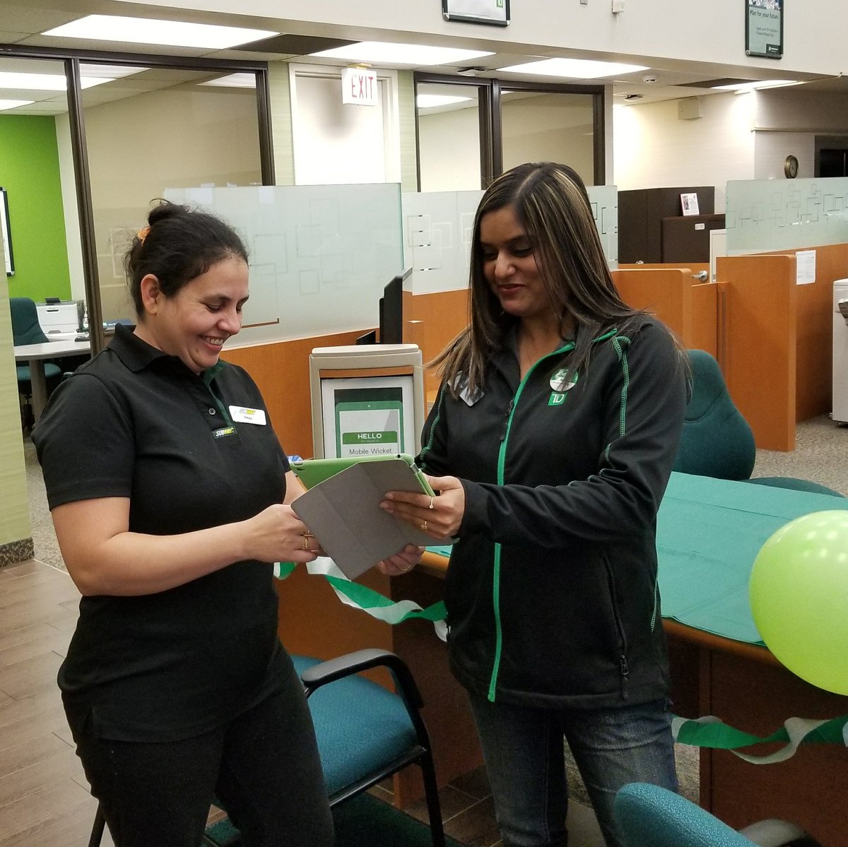 JordanManalo_TD's tweet photo. Helping our business customers bank online!  #skiptheline #imdigitalready #tdapp #tdct @DeniseCH_TD @TaraLynnH_TD https://t.co/C7SkPIcn3T