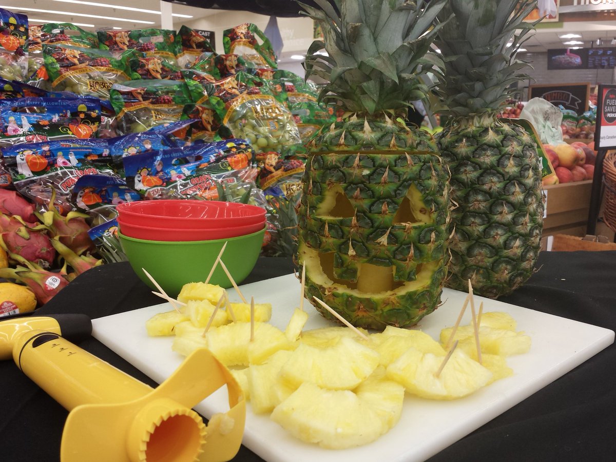 EdgewoodRdHyVee's tweet photo. And the #pineapplejackolantern is complete! https://t.co/TbHM9ZwFhc
