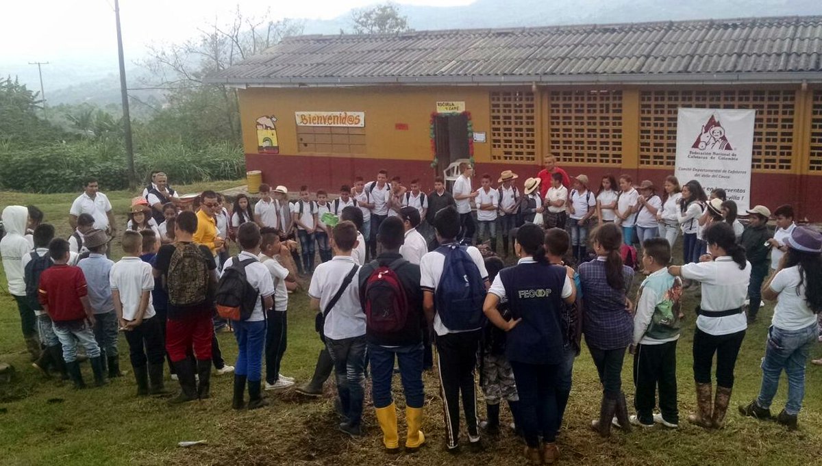 FNC_Valle's tweet photo. Con el programa #EscuelaYCafé, #Fecoop adelanta actividades para promover el #EmpalmeGeneracional y el amor por el entorno rural. https://t.co/ZeoNqQtQZw