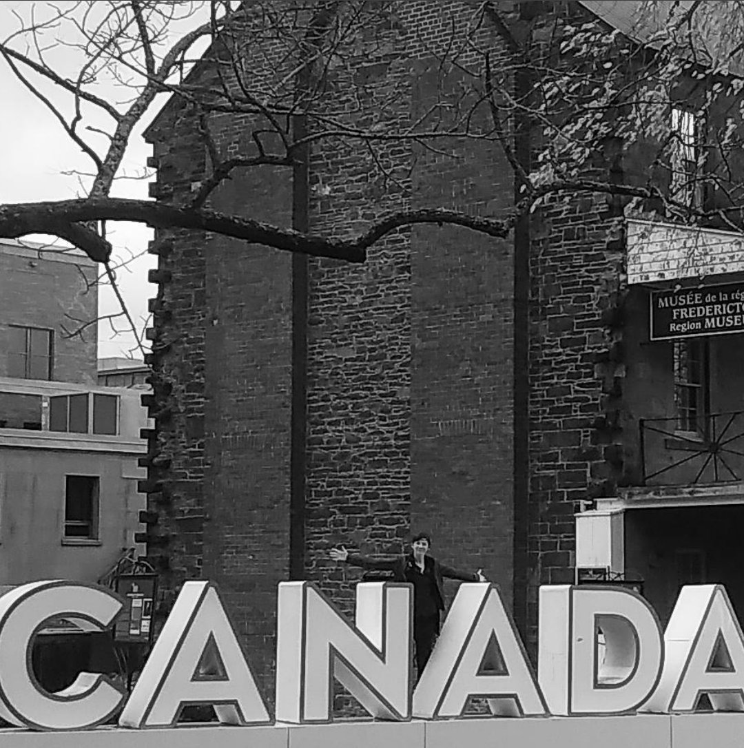 Roxannemusic's tweet photo. Goodbye Canada, it's been so great! Crossing the border today... good thing I'm officially an alien of extraordinary talent... ;) hello USA! https://t.co/JCdAOkvaHn