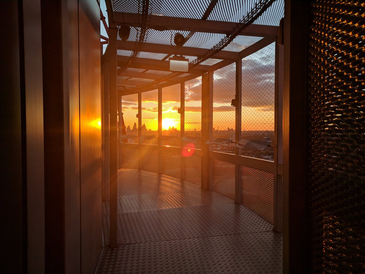 wireandsky's tweet photo. Here comes the sunset for everyone tonight with @StMungos #wireandsky #orbitabseil #nighttime https://t.co/ByMGcQbINB