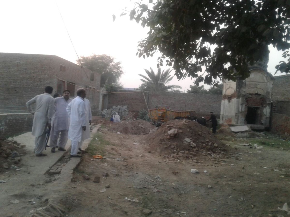 NadeemAfzalChan's tweet photo. Mandar ki zameen per Qabza ki koshish. Bhera city Pmln.. https://t.co/HC3ruqQOKY