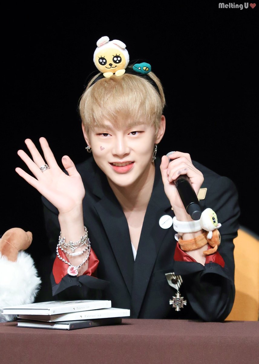 Melting_bin's tweet photo. 171022  못���지 얼마나 됫다고 또 보고시퍼 😭💜
#권현빈 #JBJ #HyunBin  @JBJtwt787 https://t.co/1jjXZCvbae