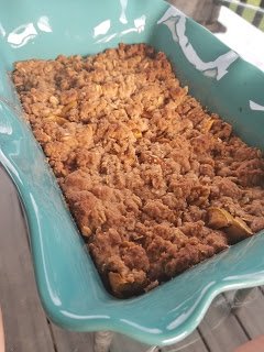 Making this 5-generation family apple crisp recipe for the 10th time this fall with #SaskOats #OurFoodHasAStory >>saskmom.com/2017/10/mamie-…