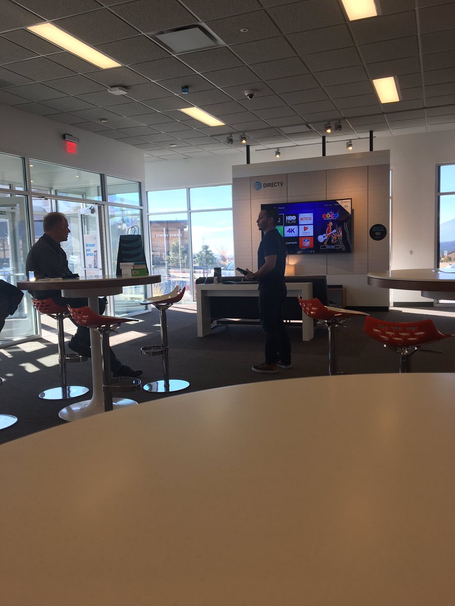 PolarisPointe's tweet photo. Even managers demo! 👌🏼#everycustomer #everytime https://t.co/gtXFWi0hG0
