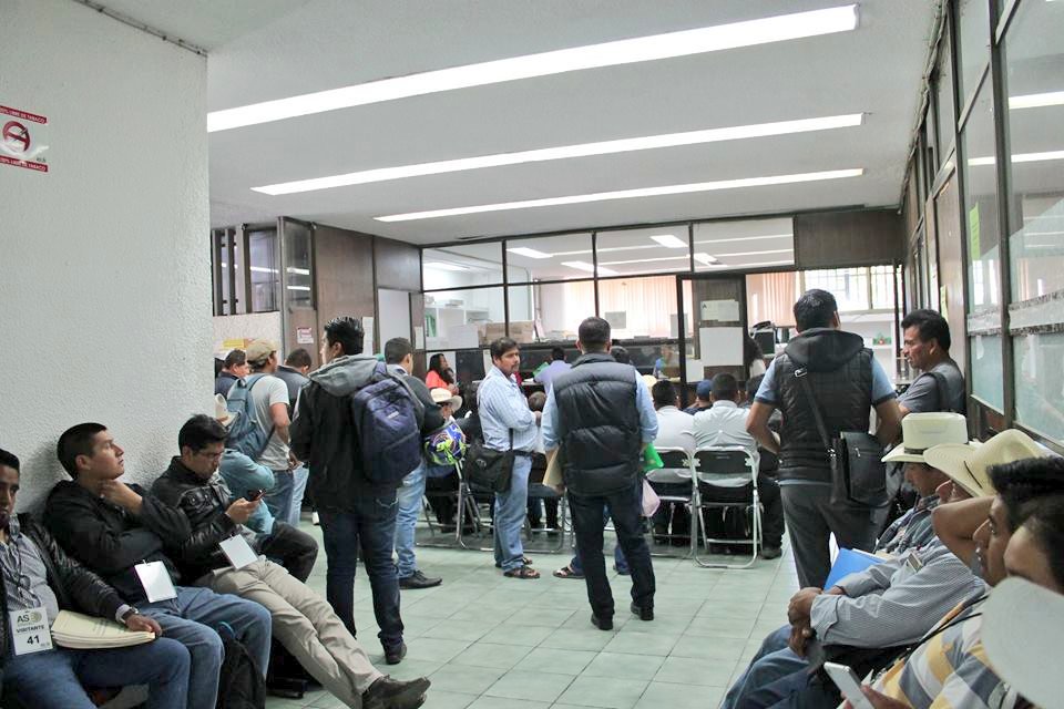 AltamiranoCat's tweet photo. Continúan #AutoridadesMunicipales, dando cumplimiento con la entrega del Tercer Trimestre del Informe de #AGFyEF2017 ante la @Oaxaca_ASE. https://t.co/GdcS2zk38s