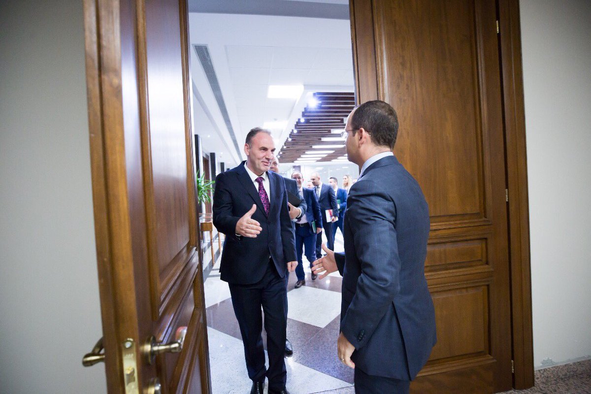 ditmirbushati's tweet photo. Mikprita mikun dhe ZvKm e Kosovës #Limaj. Diskutuam për konkretizimin e nismave dypalëshe në prag të mbledhjes së përbashkët të dy qeverive https://t.co/1x2PJWjx5e