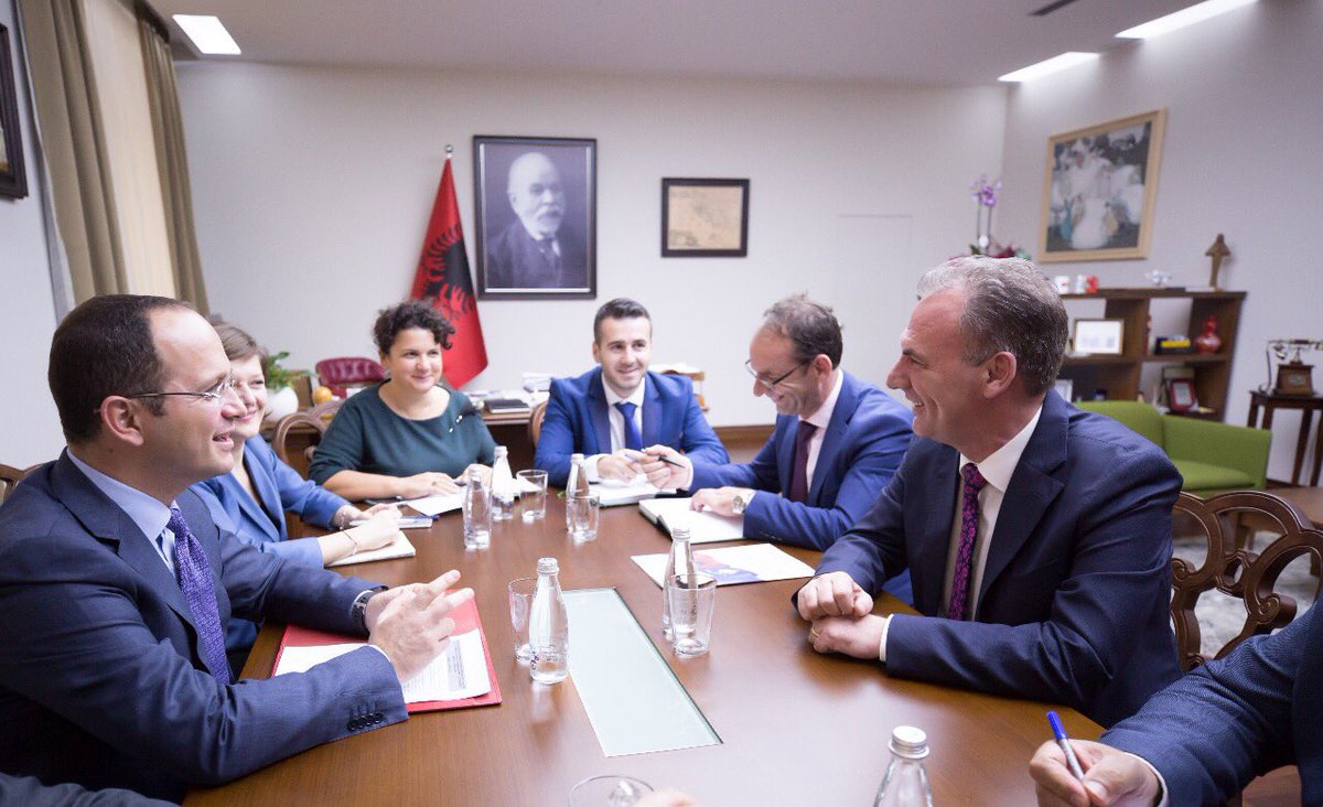 ditmirbushati's tweet photo. Mikprita mikun dhe ZvKm e Kosovës #Limaj. Diskutuam për konkretizimin e nismave dypalëshe në prag të mbledhjes së përbashkët të dy qeverive https://t.co/1x2PJWjx5e