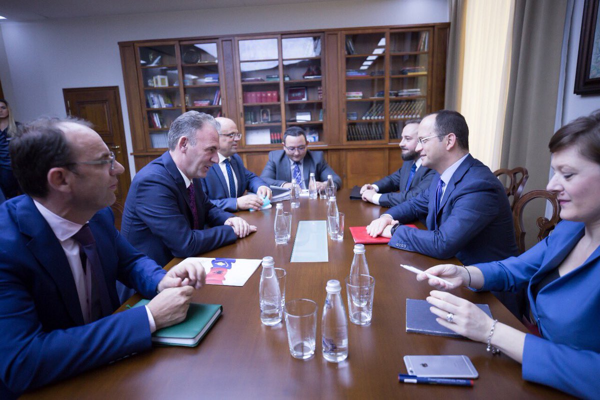 ditmirbushati's tweet photo. Mikprita mikun dhe ZvKm e Kosovës #Limaj. Diskutuam për konkretizimin e nismave dypalëshe në prag të mbledhjes së përbashkët të dy qeverive https://t.co/1x2PJWjx5e