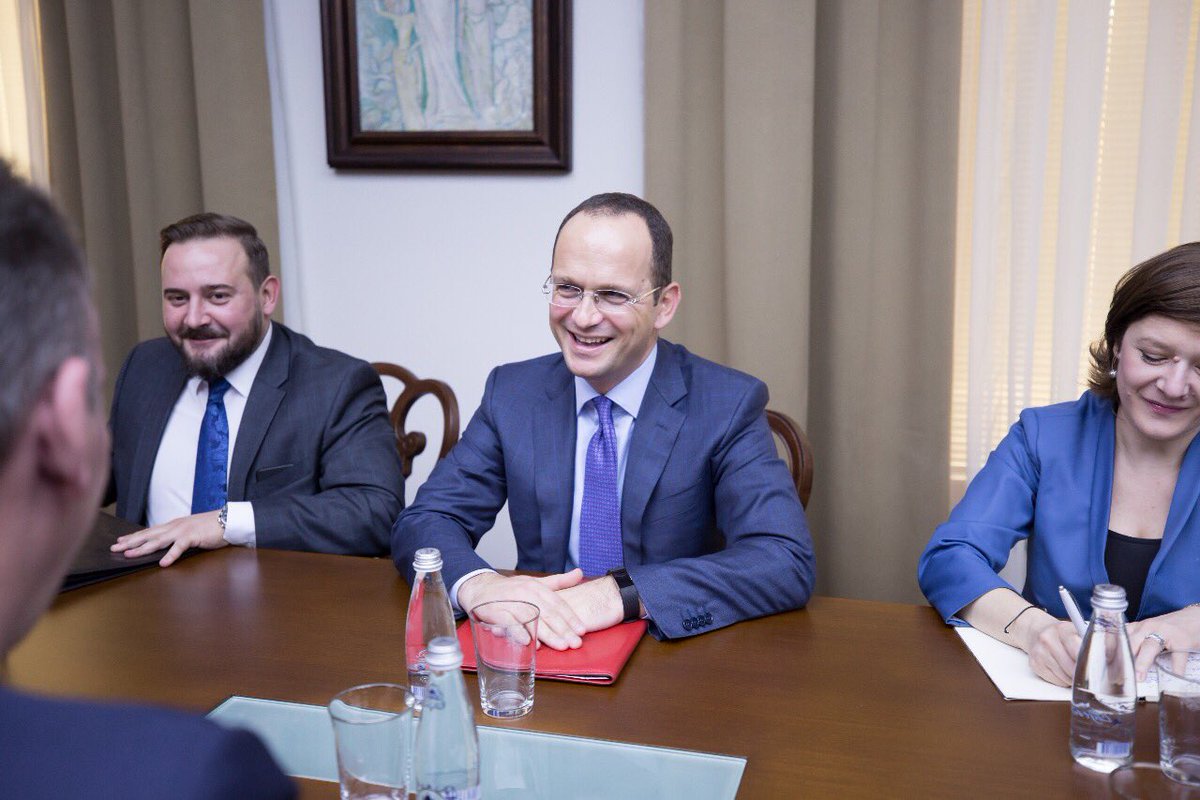 ditmirbushati's tweet photo. Mikprita mikun dhe ZvKm e Kosovës #Limaj. Diskutuam për konkretizimin e nismave dypalëshe në prag të mbledhjes së përbashkët të dy qeverive https://t.co/1x2PJWjx5e