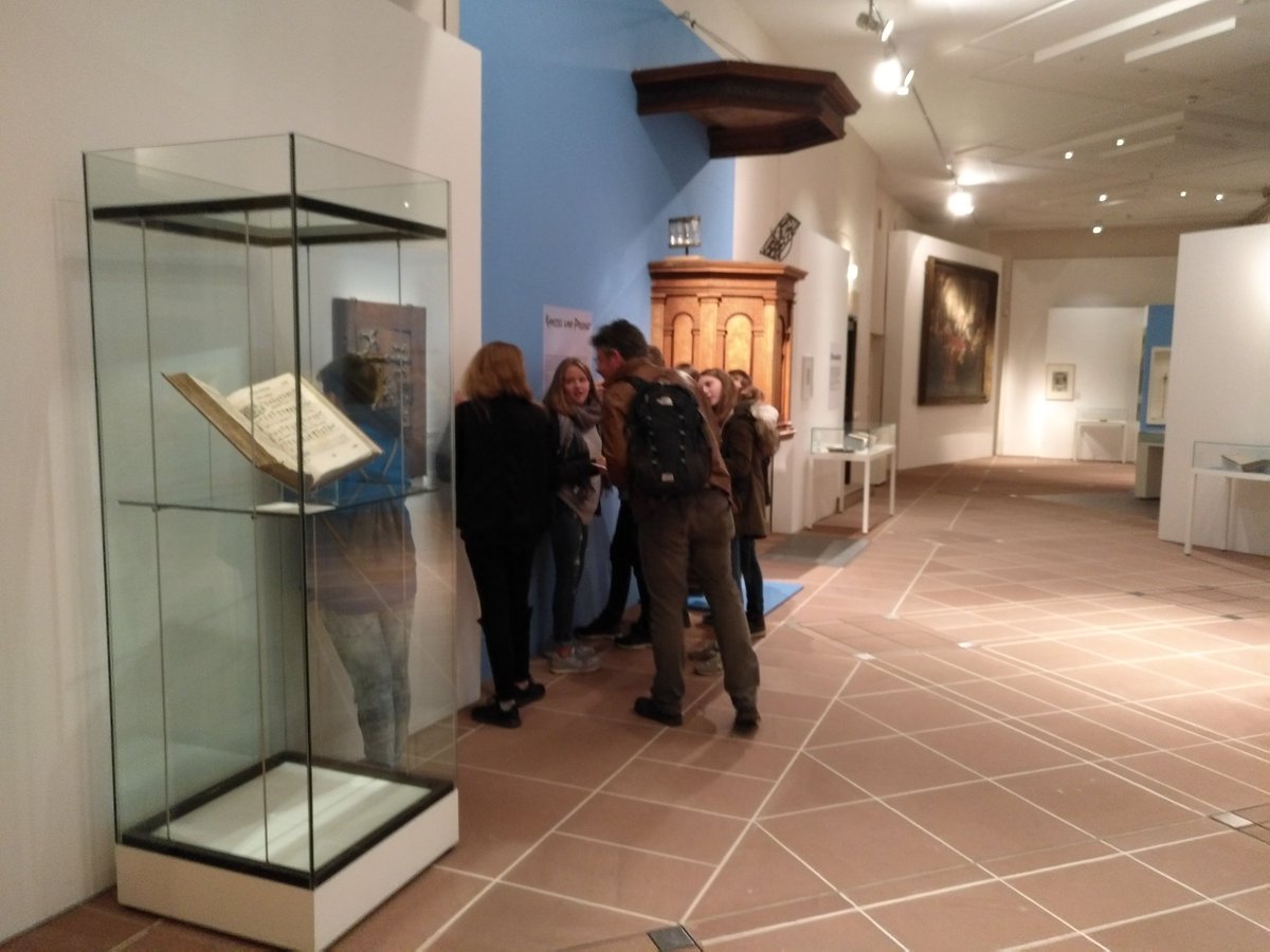 Reformation_MR's tweet photo. Marburger Konfis feiern “Lutherfest“ zw. Pfarrkirche u Schloss. Los ging es im Fürstensaal, dann durch die Ausstellung #Bildungsereignis https://t.co/STX0UF74Iv