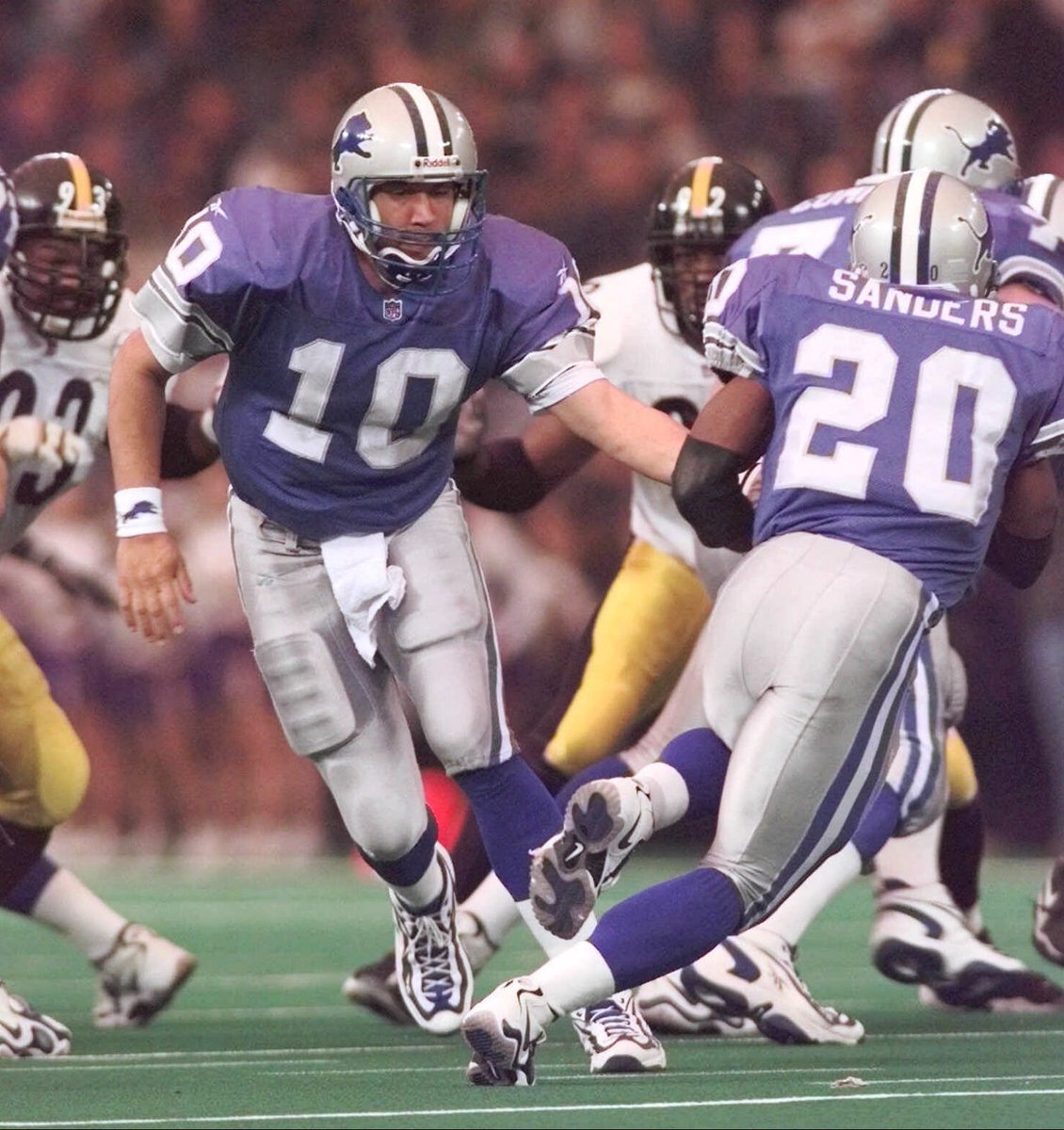 CharlieBatch16's tweet photo. Its been 19 years since the @Lions last beat the @steelers . Amazing how time flies. Yes that's me as a rookie handing off to @BarrySanders https://t.co/hmBbM6sk0P