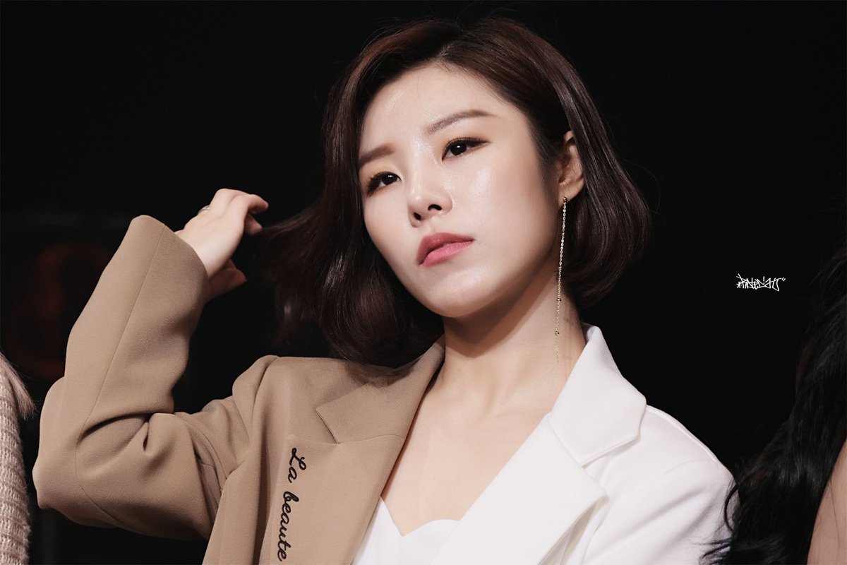 Rated_HJ's tweet photo. 171022 Purple Party in TOKYO 
#마마무 #MAMAMOO  
#휘인 #wheein

_(┐「ε:)_❤_(:3 」∠)_ https://t.co/JBsUCi5qu6