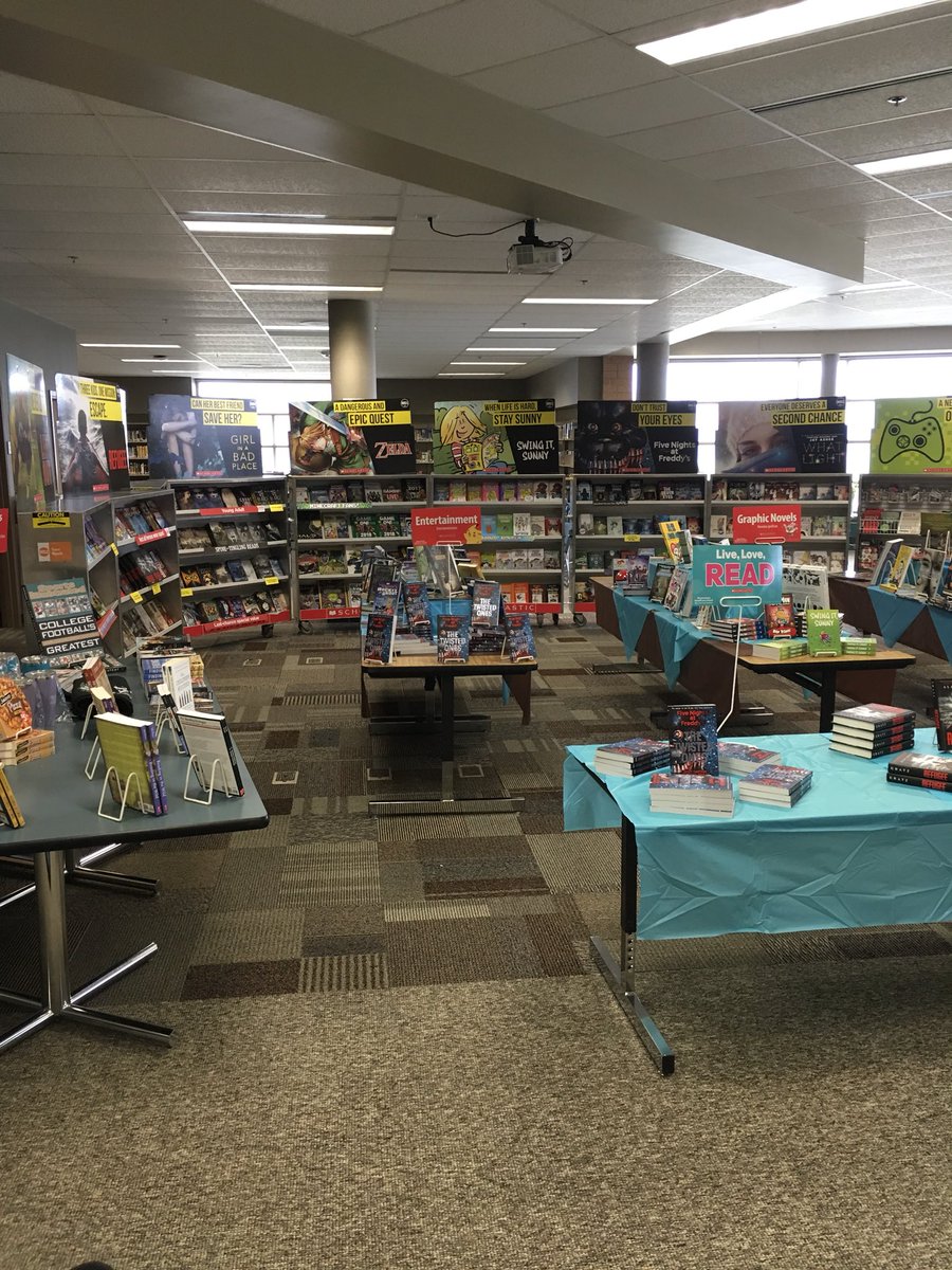 FRMSMediaCenter's tweet photo. The book fair begins! Thanks to our student volunteers Dematures, Katie, Elle, Paige, Ella, and Karin for helping with the set-up. We couldn’t do this without you! See you next week! @NewsAtTheRidge https://t.co/2Z4AbieGBQ