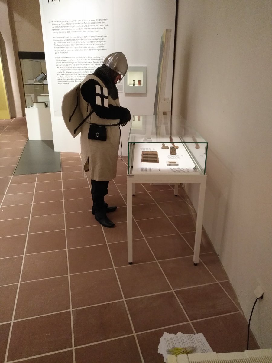 Reformation_MR's tweet photo. Ungewohnte Besucher: zuerst begrüßten sie die Konfirmanden, jetzt noch ein Gang durch die Ausstellung #Bildungsereignis Reformation https://t.co/sIWakUw0bj