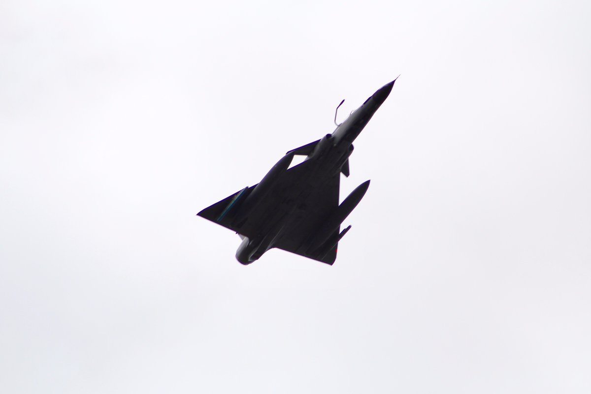 n_larenas's tweet photo. Hoy aniversario @FuerzaAereaEc #FAE97años y de Aviación Militar Ecuatoriana. Desfile Aéreo en #Quito. Más info https://t.co/GqgWnQr8Ua ✈ https://t.co/pTwUXHKVN6