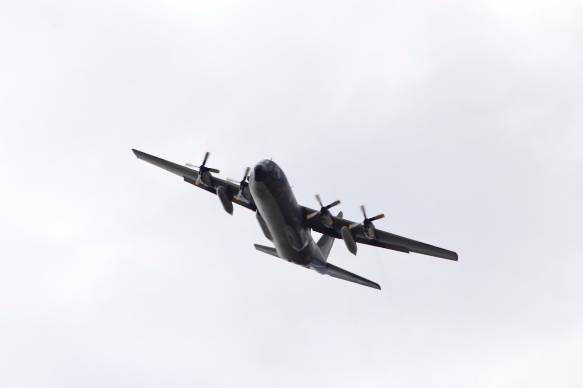 n_larenas's tweet photo. Hoy aniversario @FuerzaAereaEc #FAE97años y de Aviación Militar Ecuatoriana. Desfile Aéreo en #Quito. Más info https://t.co/GqgWnQr8Ua ✈ https://t.co/pTwUXHKVN6