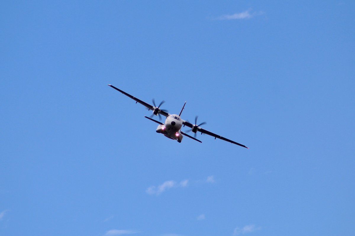 n_larenas's tweet photo. Hoy aniversario @FuerzaAereaEc #FAE97años y de Aviación Militar Ecuatoriana. Desfile Aéreo en #Quito. Más info https://t.co/GqgWnQr8Ua ✈ https://t.co/pTwUXHKVN6