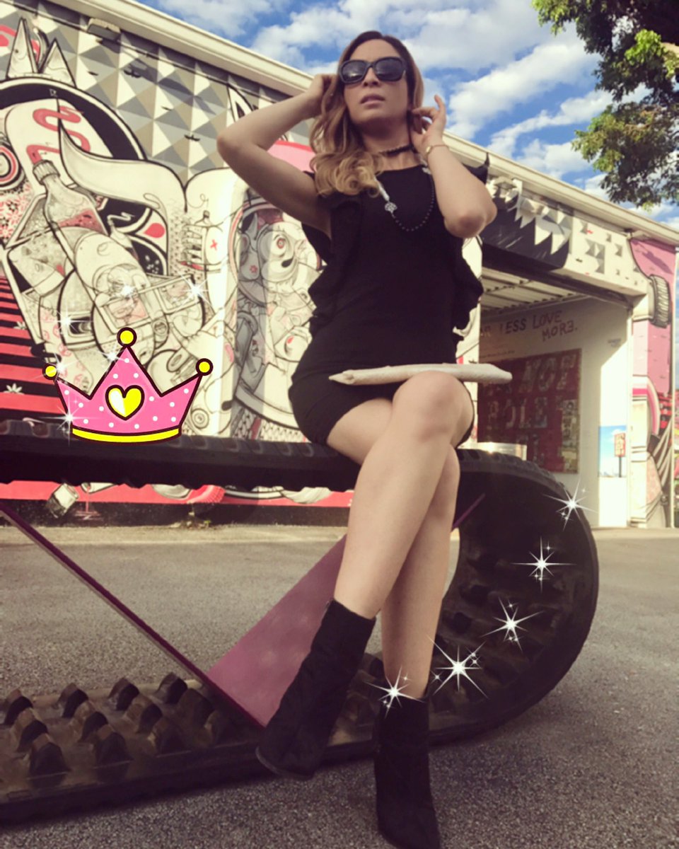 roxanapenaTV's tweet photo. Estoy de vuelta! Me perdí como 1 semana 🙈🙈🙈 Mucha celebración x mi cumple .... será? 🤔 Besos y feliz tarde!!! 😘😘😘😘 https://t.co/0kqTbMIvBM