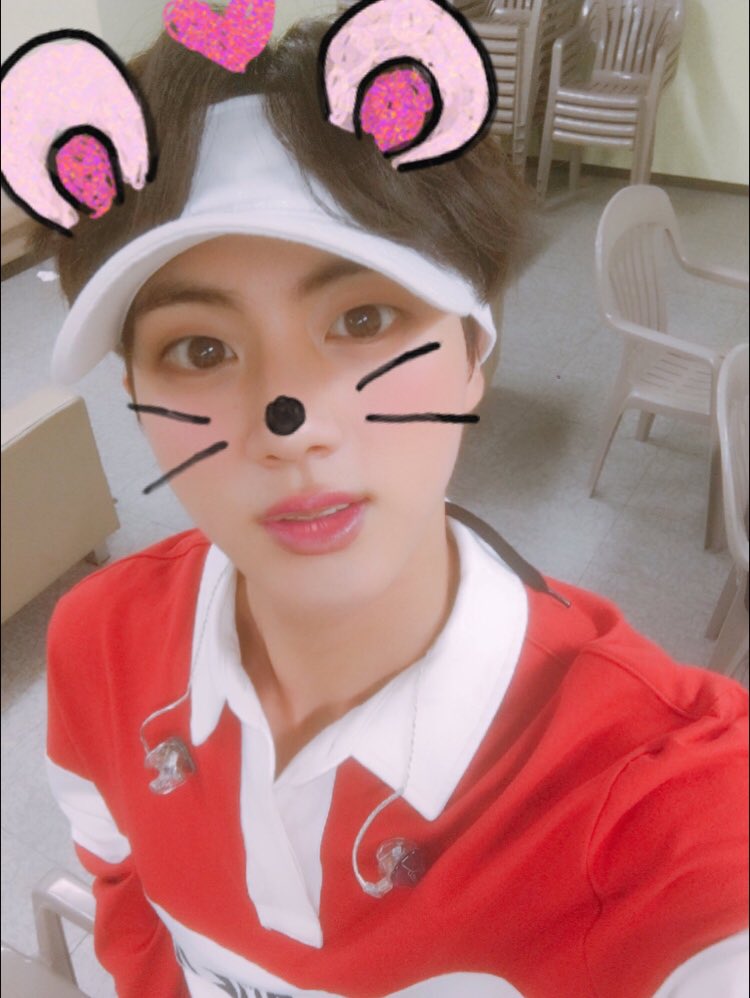 BTS__JMJN's tweet photo. キムソクジン ＋ SNOWねずみ
は えぐい https://t.co/5PwdQDMyin