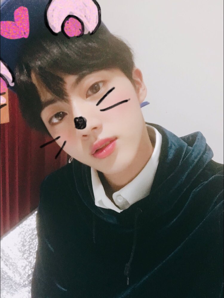BTS__JMJN's tweet photo. キムソクジン ＋ SNOWねずみ
は えぐい https://t.co/5PwdQDMyin