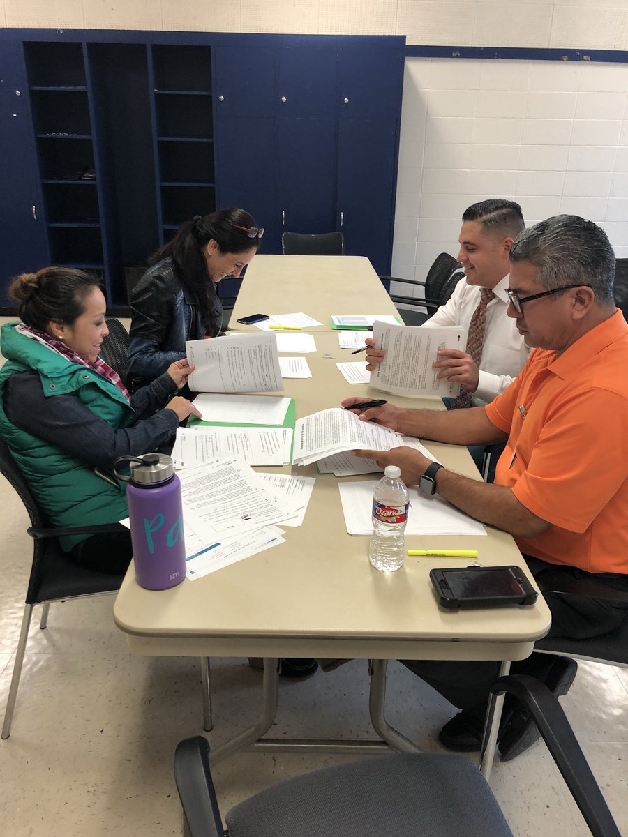 milihenriquez's tweet photo. @HISD_Curric #DLA vetting collaboration! #Teamwork #AllInNoneOut #TDS 💪🏽💪🏽@TeamHISD https://t.co/8rCrZApmf6