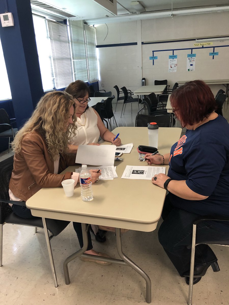 milihenriquez's tweet photo. @HISD_Curric #DLA vetting collaboration! #Teamwork #AllInNoneOut #TDS 💪🏽💪🏽@TeamHISD https://t.co/8rCrZApmf6