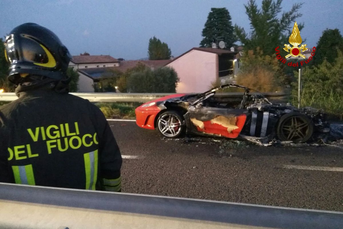 vvfveneto's tweet photo. #27ott 1745 #Cassola(VI) si accorge che qualcosa non va,  scende e la #Ferrari #F430 prende fuoco #vigilidelfuoco #soccorsiquotidiani https://t.co/4E7ZEgKgkZ