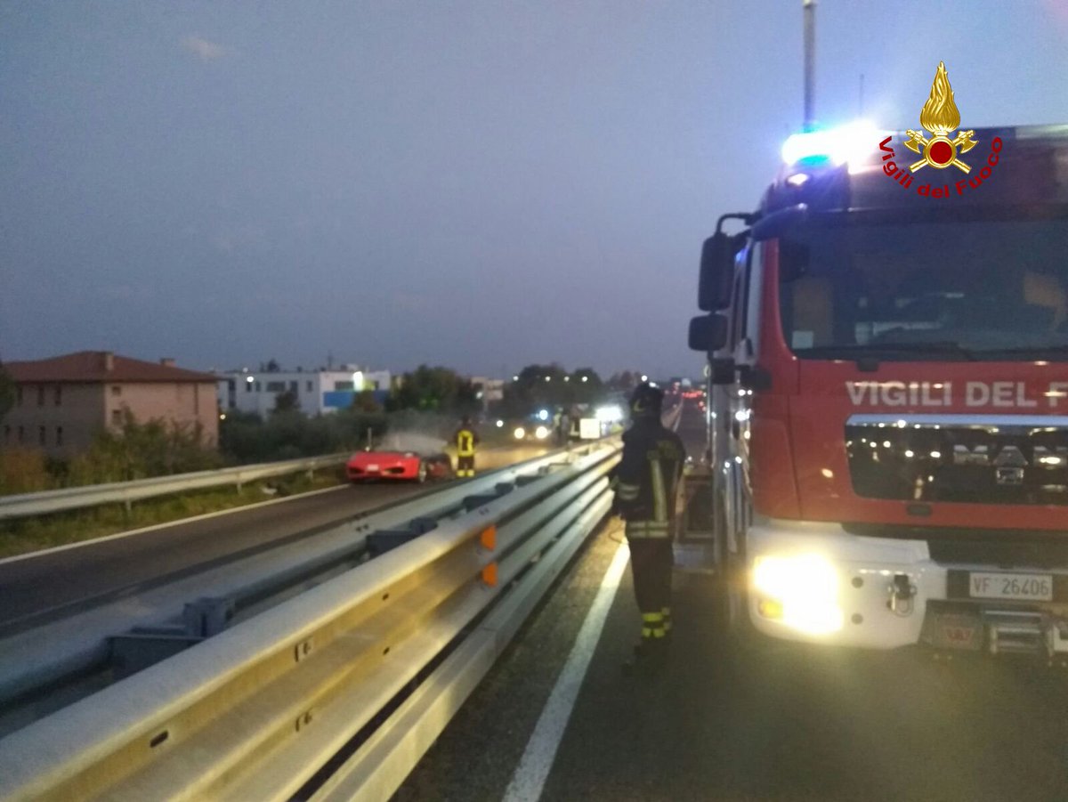 vvfveneto's tweet photo. #27ott 1745 #Cassola(VI) si accorge che qualcosa non va,  scende e la #Ferrari #F430 prende fuoco #vigilidelfuoco #soccorsiquotidiani https://t.co/4E7ZEgKgkZ