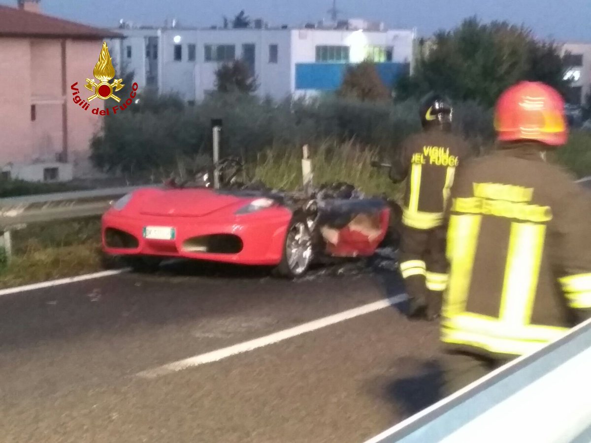 vvfveneto's tweet photo. #27ott 1745 #Cassola(VI) si accorge che qualcosa non va,  scende e la #Ferrari #F430 prende fuoco #vigilidelfuoco #soccorsiquotidiani https://t.co/4E7ZEgKgkZ