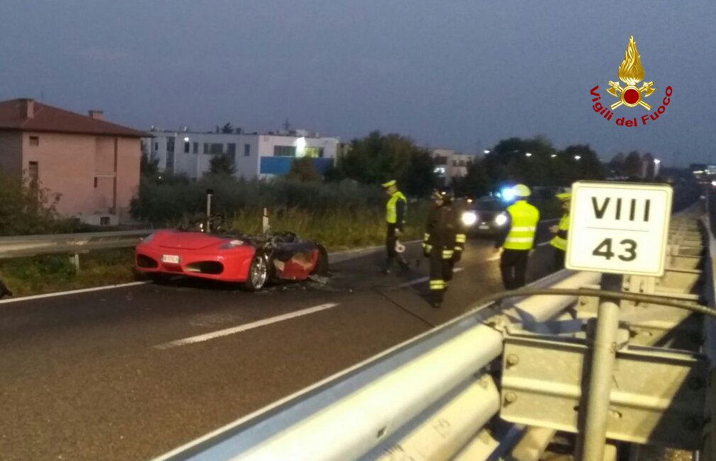 vvfveneto's tweet photo. #27ott 1745 #Cassola(VI) si accorge che qualcosa non va,  scende e la #Ferrari #F430 prende fuoco #vigilidelfuoco #soccorsiquotidiani https://t.co/4E7ZEgKgkZ