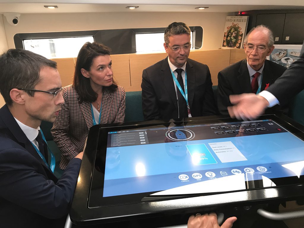 Ngosselin85's tweet photo. @C_MORANCAIS Signature de la convention La region @paysdelaloire 1er financeur public du projet de bateau connecté de #KaraTechnology https://t.co/RBhE0RvrJD
