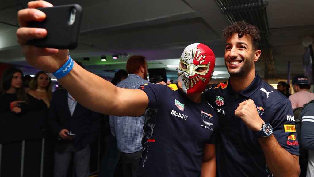 MOBILlevsa's tweet photo. Este es el ambiente de #F1esta en #México y @danielricciardo lo está disfrutando... 😎

#F1ebre #MexicanGP #GPMX https://t.co/yiogEdS9uE