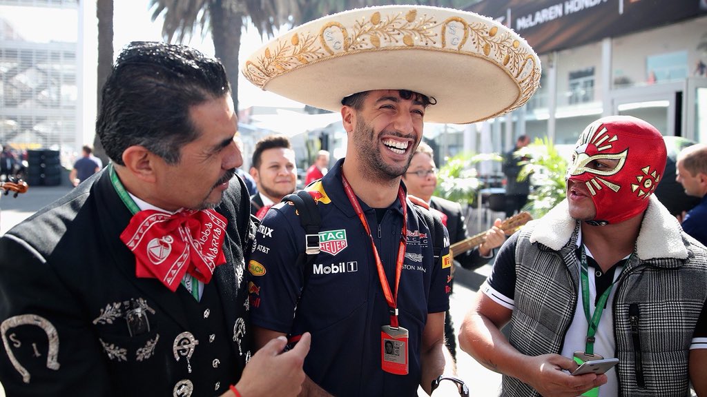 MOBILlevsa's tweet photo. Este es el ambiente de #F1esta en #México y @danielricciardo lo está disfrutando... 😎

#F1ebre #MexicanGP #GPMX https://t.co/yiogEdS9uE