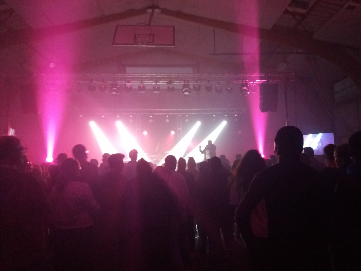 DescosAnna's tweet photo. Concert avec #Bigty à #Connexion2017 #louange #Jésus https://t.co/luielhKOsb