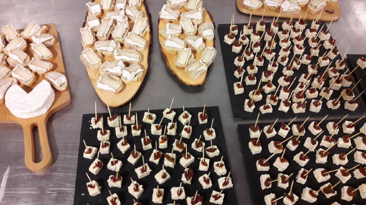 Deval1978's tweet photo. Quoi de mieux que du fromage #vegan innovant &amp; durable pour surprendre les participants du #hellotomorrow Paris ?! #Tommpousse #camemvert https://t.co/BD3ytivoga