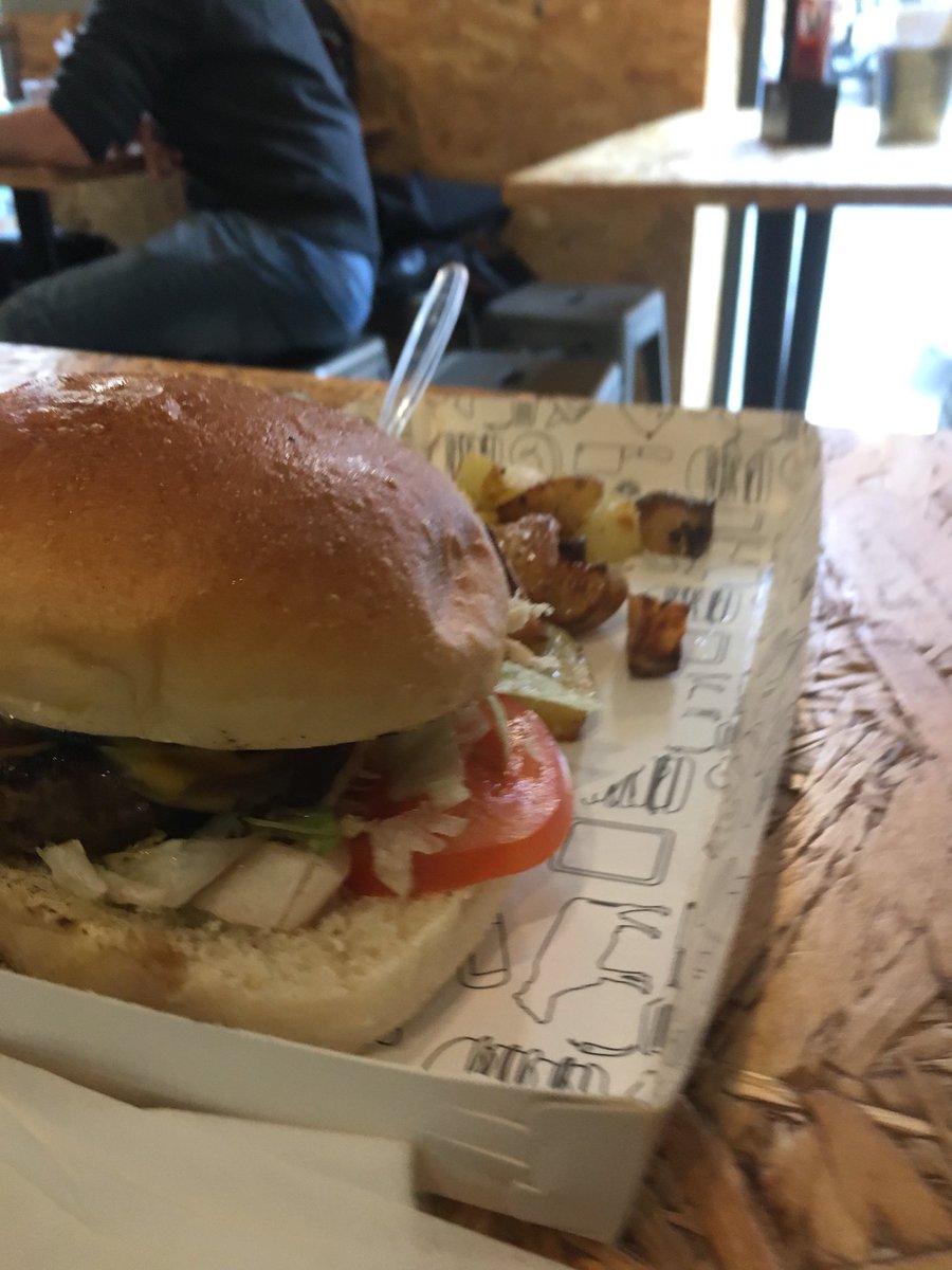 dej611's tweet photo. Serious lunch with colleagues @improntaadvance #burbee #OgniPorchettoVenerdi https://t.co/ULq3aegfg4