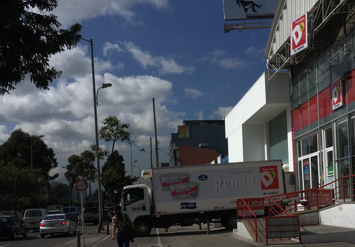 Como siempre <a href="/TiendasD1/">TIENDAS D1</a> se toma los #AndenesParaPeatones Esperamos que <a href="/SectorMovilidad/">Movilidad Bogotá</a> exija plan de descarga.  <a href="/EnriquePenalosa/">Enrique Peñalosa</a>