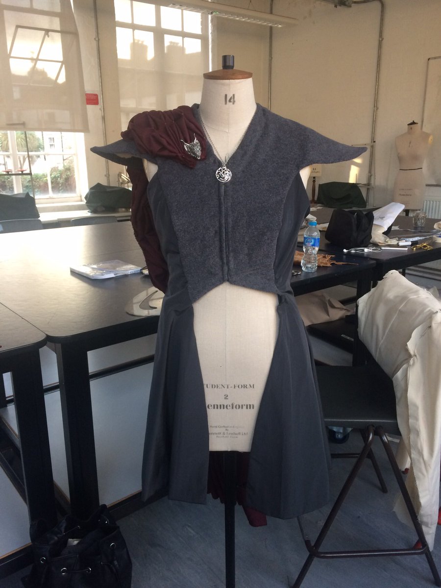 coldteacups's tweet image. yooo it's finishedddd ✨ not perfect but pretty happy with myself and I didn't spend a penny on making this! #GoT #lcfmakers #lcfperformance