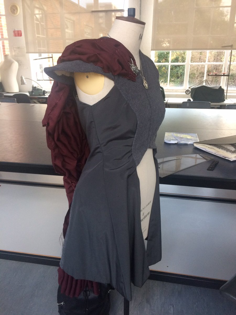 coldteacups's tweet image. yooo it's finishedddd ✨ not perfect but pretty happy with myself and I didn't spend a penny on making this! #GoT #lcfmakers #lcfperformance