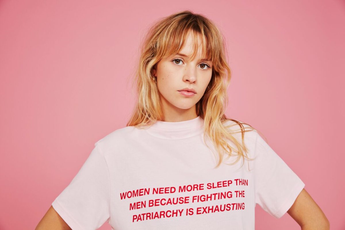 clique's tweet photo. La sœur de @RomoElvis : @angele_vl dévoile son premier clip à l'univers décalé
https://t.co/iH0Mz595Vc https://t.co/MEcS0TZj14