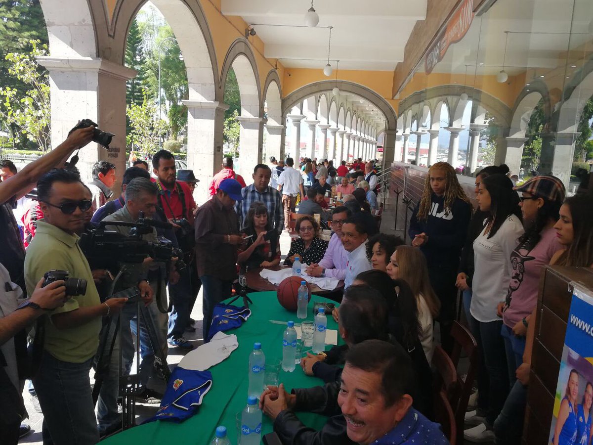 jardinizquierdo's tweet photo. Esta mañana se llevó a cabo la presentación de @KangurasVC de #Xalapa en conocido café del centro de cara al inicio de @acbmexoficial https://t.co/OYlpZvv8Vf