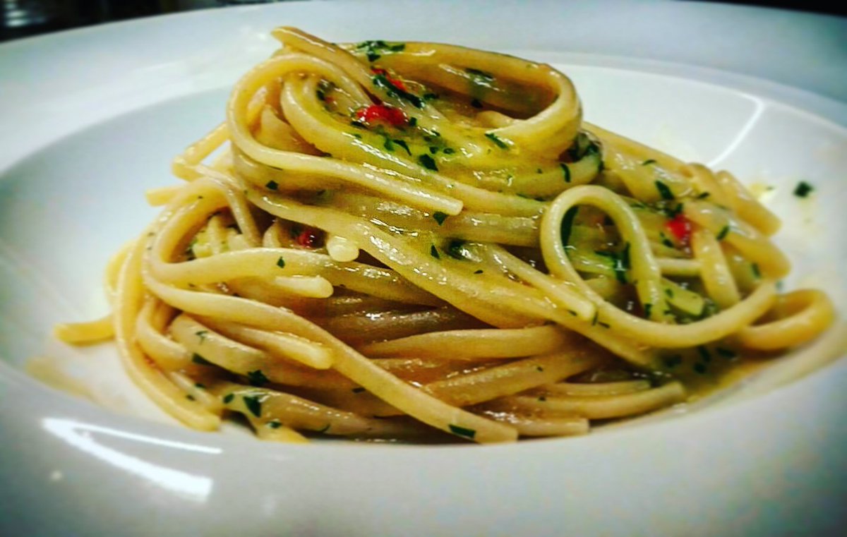 vecchiecarceri's tweet photo. Un classico della #cucinaitaliana:#spaghetti aglio e olio
#pasta #food #cucina #ricetta #cena #italianfood #vecchiecarceri #NoceraInferiore https://t.co/MFsF4KY4w2